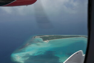 马尔代夫俯瞰海上美丽岛屿