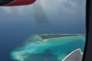 马尔代夫俯瞰碧海环绕的美丽岛屿