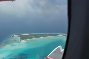 俯瞰碧海环绕的美丽岛屿