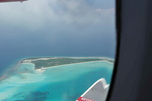 马尔代夫俯瞰碧海环绕的美丽岛屿