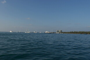 碧海蓝天中的船只景观