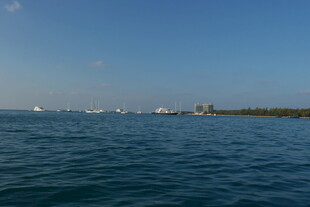 海上船只与远处岛屿景观