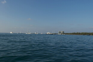 海上风光 远处船只与岛屿