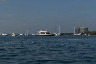 海上游艇与远处城市景观