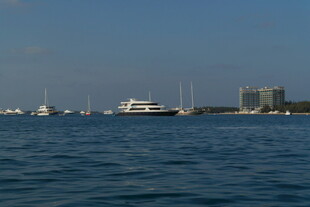 海上游艇与远处建筑景观