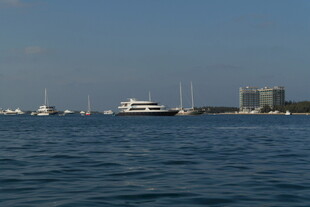 海上游艇与远处建筑景观