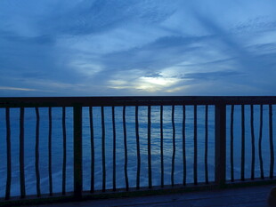 夜幕下海边的栏杆景观