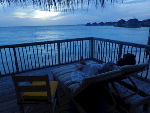 海边露台惬意休闲时光