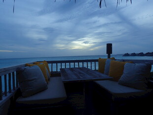 海边露台惬意休闲场景