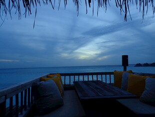 海边露台的静谧黄昏时刻