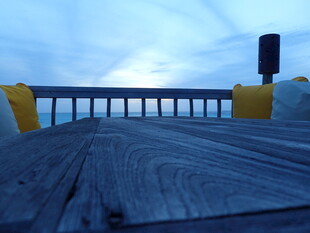 海边露台桌椅的静谧景致