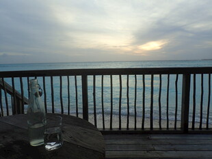 海边木栈道的黄昏美景