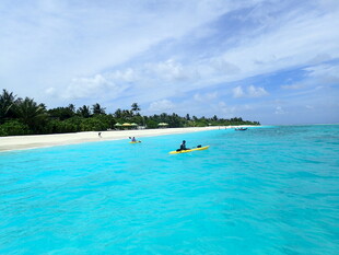 美丽海岛蓝色清澈海岸线