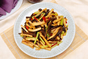 香芹萝卜干炒烟笋