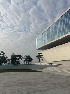 现代建筑外观与开阔广场