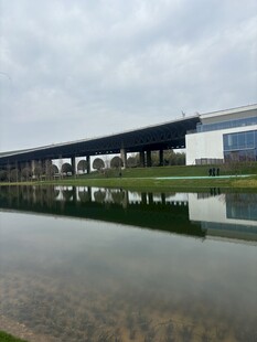 现代建筑旁的平静水面