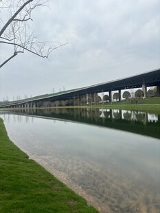 河畔桥梁风景图