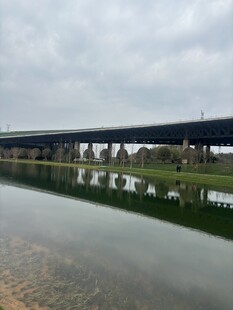 河畔桥梁倒影风景如画