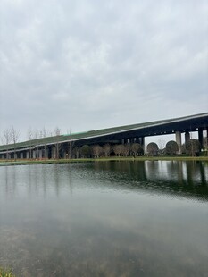 河畔桥梁倒影静谧景象