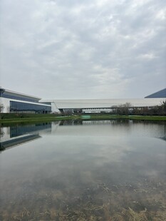 湖畔建筑倒影宁静景致