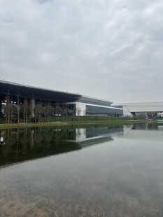 工厂旁平静水面的倒影