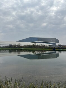 湖畔现代建筑倒影美景