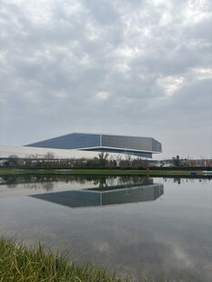 湖畔现代建筑倒影美景