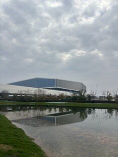 现代建筑旁的宁静水域