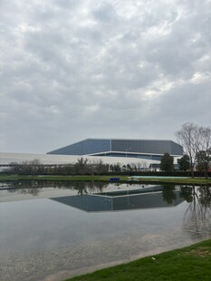 湖畔山峦倒影风景如画