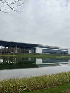 现代建筑旁的宁静水景