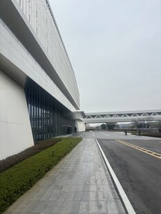 现代建筑旁的宽阔道路