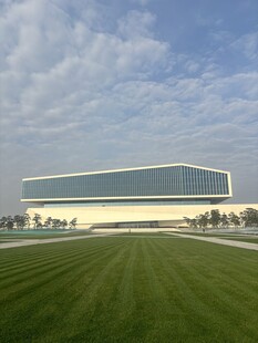 现代风格大型建筑外观