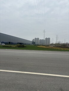 空旷道路旁的工厂建筑