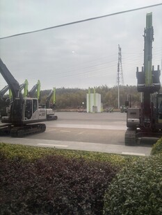 工厂外的重型机械设备