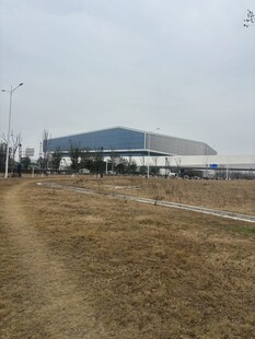 空旷场地旁的大型建筑