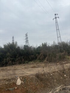 野外空旷地带的输电塔