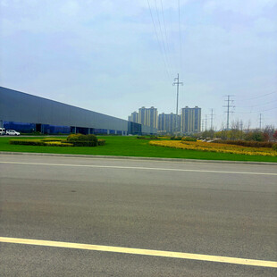 宽阔道路旁的城市建筑景观