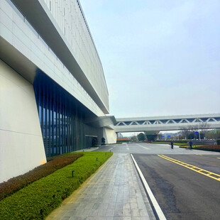 现代风格建筑旁的宽阔道路