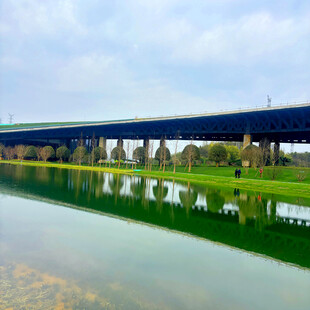 水上长桥与美丽倒影景观