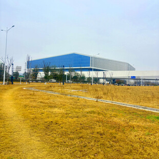 田野旁的蓝色工业建筑