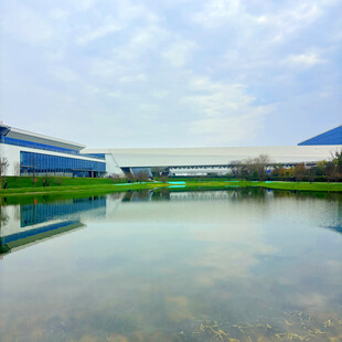 工厂旁宁静的水域景观