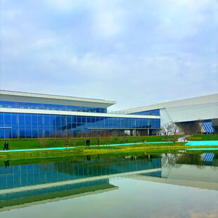 现代建筑与水景相映成趣