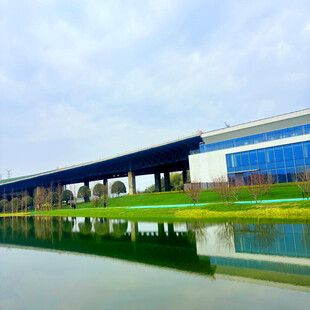 工厂外景与水面倒影