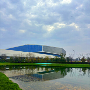 现代建筑与水景相映成趣