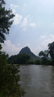 河畔青山绿树风景图
