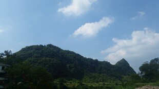 青山蓝天美景