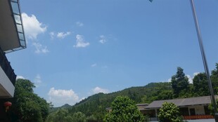 山间景致 蓝天白云绿树