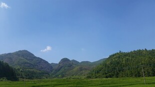 青山蓝天间的秀丽自然风光