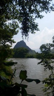 湖畔青山绿树自然景致