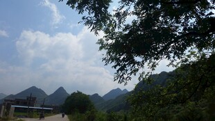 山间美景 绿树掩映的山峦